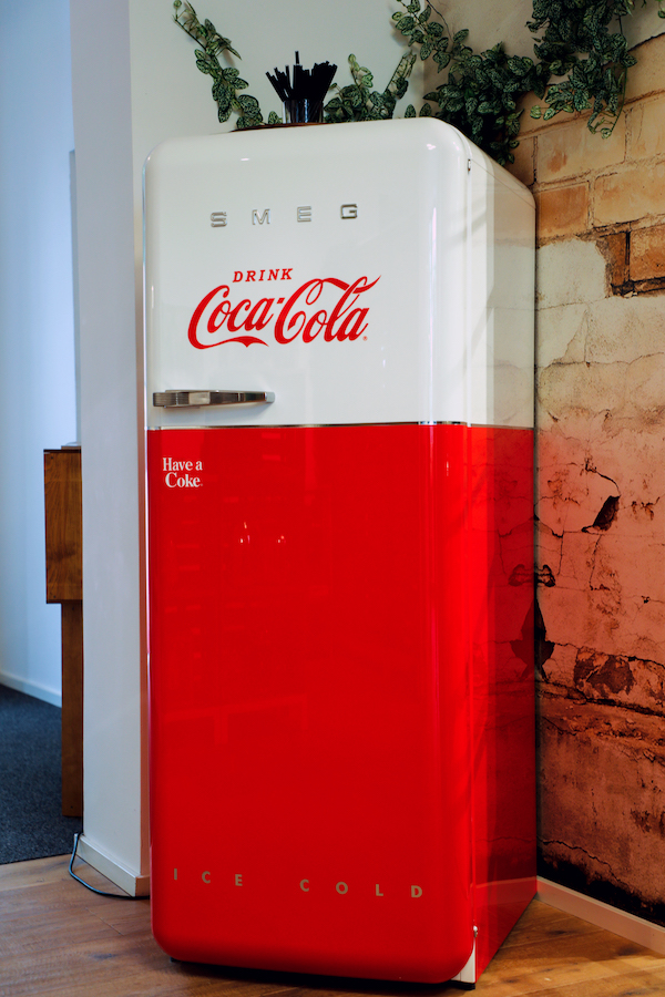 Eisgekühlte Coca-Cola, stilecht serviert aus einem Smeg Kühlschrank